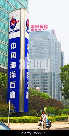 --File--(L) vista di una segnaletica di CNOOC (China Petroleum & Chemical Corp) presso la sua sede a Pechino, in Cina, il 23 luglio 2010. Pechino-basato Cnooc ri Foto Stock