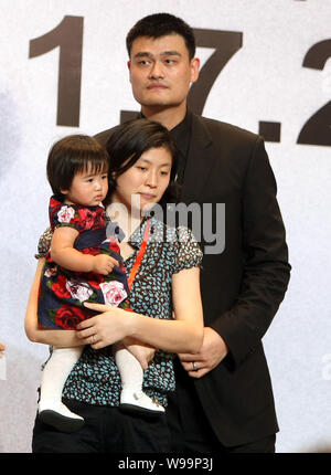 (Da destra) stella NBA Yao Ming e moglie Yaos, Li Ye, Yaos figlia, Yao Qinlei, sono raffigurate durante la stampa in Cina a Shanghai, 20 luglio 2011. Yao Foto Stock