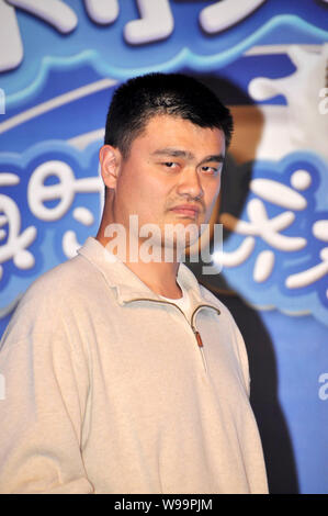 Pensionato cinese superstar di basket Yao Ming partecipa ad un evento promozionale per il marchio cookie Oreo a Shanghai in Cina, 23 novembre 2011. Foto Stock