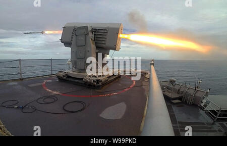 190803-N-WP865-1003 OCEANO ATLANTICO (29 luglio 2019) una cellula di rotolamento missile (RAM) è sparato a bordo della harpers Ferry-classe dock anfibio sbarco nave USS Oak Hill (LSD 51) durante un'esercitazione a fuoco mentre la nave partecipa a una superficie Warfare Advanced Tactical Training (SWATT) con altri Stati Uniti Navy navi da guerra. Navi da guerra assegnato all'Bataan anfibio gruppo pronto partecipano all'esercizio nell'Oceano Atlantico, al largo della costa della Virginia, per mantenere la disponibilità, la professionalità e la letalità. (U.S. Foto di Marina di Massa Specialista comunicazione di seconda classe Poyser Brenton/rilasciato) Foto Stock