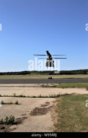 Un equipaggio con il 7° Battaglione, 158Reggimento di aviazione del nuovo secolo, Kansas, opera un CH-47 Chinook durante sling-formazione di carico 1 Agosto, 2019, per la 89B la fornitura di munizioni in corso Sparta-Fort McCoy Aeroporto a Fort McCoy, Wis. la fornitura di munizioni corso insegnato dal XIII Battaglione, centesimo reggimento a Fort McCoy, è del tipo a quattro settimane di corso che fornisce corsi di formazione per i soldati che sono riclassificazione al 89B militare specialità professionali. L'imbracatura-carico la formazione è uno degli ultimi grandi eventi di formazione durante il corso. Un carico di imbracatura è utilizzato per il trasporto di munizioni per le postazioni remote o Foto Stock