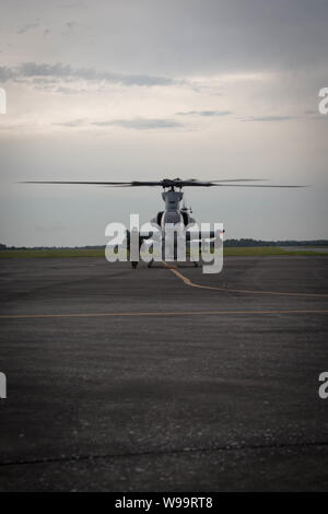 Stati Uniti Marine Corps AH-1Z vipere assegnato alle Marine Attacco leggero elicottero Squadron 167 arriva per un distacco per esercizio di formazione a MacDill Air Force Base di Avon Park, Florida. HMLA-167' conduce operazioni expeditionary formazione in un mezzo ad alta minaccia ambientale pur sempre maggiore disponibilità di rating edificio e guidati con precisione-munizione occupazione proficiency in AH-1Z Viper. Foto Stock