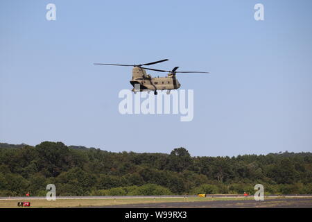 Un equipaggio con il 7° Battaglione, 158Reggimento di aviazione del nuovo secolo, Kansas, opera un CH-47 Chinook durante sling-formazione di carico 1 Agosto, 2019, per la 89B la fornitura di munizioni in corso Sparta-Fort McCoy Aeroporto a Fort McCoy, Wis. la fornitura di munizioni corso insegnato dal XIII Battaglione, centesimo reggimento a Fort McCoy, è del tipo a quattro settimane di corso che fornisce corsi di formazione per i soldati che sono riclassificazione al 89B militare specialità professionali. L'imbracatura-carico la formazione è uno degli ultimi grandi eventi di formazione durante il corso. Un carico di imbracatura è utilizzato per il trasporto di munizioni per le postazioni remote o Foto Stock