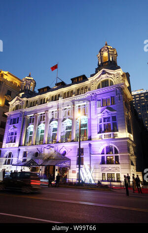 Vista notturna di The Waldorf Astoria Shanghai Sul Bund hotel in Cina a Shanghai, 18 aprile 2011. Shanghais Bund storico area vanta un nuovo punto di riferimento w Foto Stock