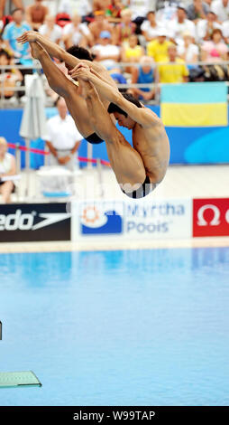 Chinas Luo Yutong e Qin Kai competere nel finale del Mens di 3 metri trampolino sincronizzato immersioni subacquee evento durante il XIV Campionati del Mondo di nuoto FINA Foto Stock