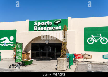 Agosto 7, 2019 Sunnyvale / CA / STATI UNITI D'AMERICA - Sport negozio seminterrato si trova nella parte sud di San Francisco Bay Area Foto Stock