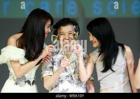 Modello di Taiwan e attrice Lin Chi-ling, sinistra e attrice cinese Zhou Xun, destra sono visti durante una campagna commerciale per promuovere Pantene shampoo Foto Stock