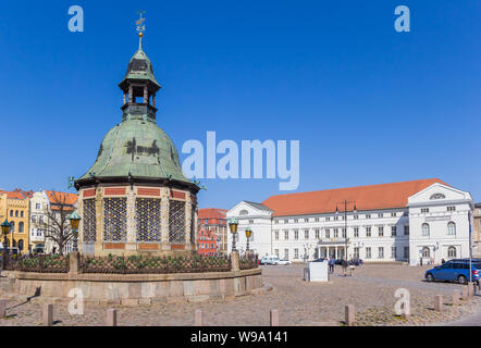 Municipio e Torre di impianto idraulico nel centro storico di Wismar, Germania Foto Stock