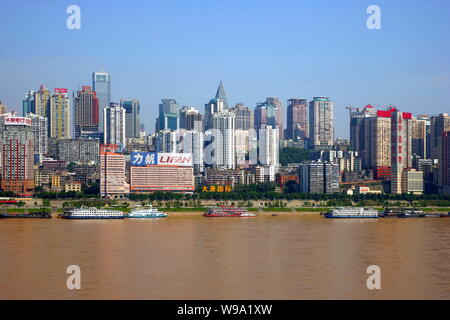 --FILE--Vista del cluster di ufficio e appartamento residenziale edifici nel quartiere Yuzhong lungo il fiume Jialing Jialingjiang (Fiume) a Chongqing M Foto Stock