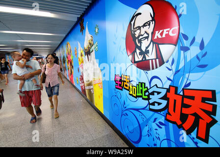 I residenti locali a piedi passato un annuncio di KFC a Pechino in Cina, 1 agosto 2010. Yum Brands Inc detto la Cina dovrebbe superare gli Stati Uniti come th Foto Stock