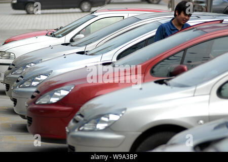 Un uomo cinese guarda a Peugeot automobili Peugeot concessionaria nella città di Nanjing East Chinas provincia dello Jiangsu, 5 settembre 2010. Chinas top pla economica Foto Stock