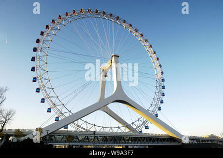 --FILE--Vista dell'Occhio di Tianjin ruota panoramica Ferris di Tianjin, Cina, 3 novembre 2008. Il governo cinese è di accelerare lo sviluppo di Tianjin, o Foto Stock