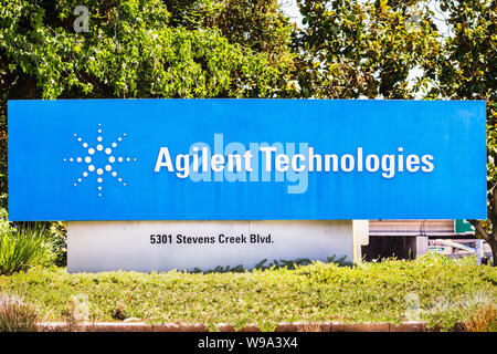 Agosto 12, 2019 Santa Clara / CA / STATI UNITI D'AMERICA - Agilent Technologies segno a loro HQ in Silicon Valley; Agilent Technologies, Inc. è un pubblico americano ri Foto Stock