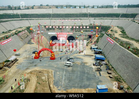 Vista del cantiere di costruzione del tunnel sotto il Fiume Giallo (o Huanghe) a metà percorso del sud-nord acqua progetto di diversione in Z Foto Stock