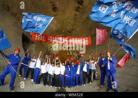 Costruzione cinese lavoratori celebrare per la conquista del tunnel sotto il Fiume Giallo (o Huanghe) a metà percorso del sud-per-Nort Foto Stock