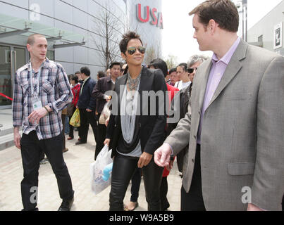 Noi attrice Halle Berry passeggiate passato gli Stati Uniti Padiglione Expo a Shanghai in Cina, 25 aprile 2010. Foto Stock