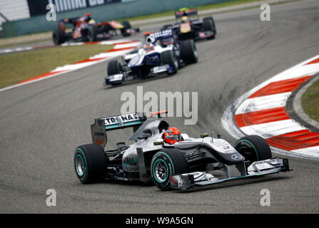 Driver tedesco F1 Michael Schumacher della Mercedes GP, anteriore e altri piloti competere nel finale di 2010 Formula Uno cinese Grand Prix al Sh Foto Stock