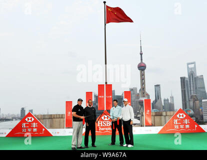 (Da sinistra) Noi golfisti Phil Mickelson e Tiger Woods, il numero uno al mondo Lee Westwood di Inghilterra e golfista tedesco Martin Kaymer Mantenere spade cinesi un Foto Stock