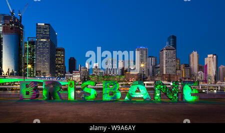 Dall'illuminato "Brisbane' illustrazione a Southbank Parklands, Brisbane, Australia, le luci della città sono la commutazione su quando scende la notte. Foto Stock