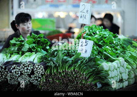 Un fornitore cinese vende ortaggi in un libero mercato nella città di Wuhan, porcellane centrale provincia di Hubei, 11 novembre 2010. La Cina sarà di introdurre misure volte a Foto Stock