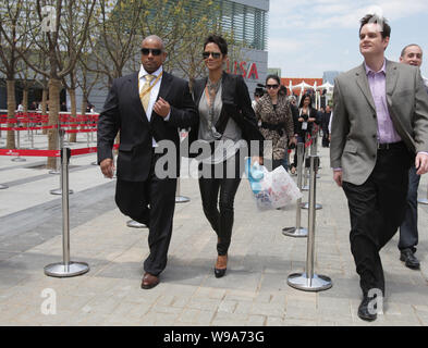 Noi attrice Halle Berry passeggiate passato gli Stati Uniti Padiglione Expo a Shanghai in Cina, 25 aprile 2010. Foto Stock