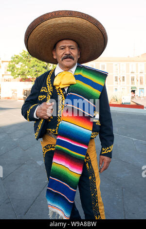 Mariachi (tra molti concorrente mariachi) in attesa di essere assunti per una improvvisata nel-l-plaza serenata. Piazza Garibaldi, a Città del Messico. Giu 2019 Foto Stock