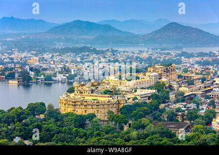 Vista aerea del palazzo della città. Udaipur, Rajasthan, India Foto Stock