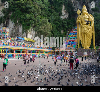 Il gigante, statua d'oro di Lord Murugan domina la scalinata ingresso Grotte Batu di Kuala Lumpur in Malesia Foto Stock