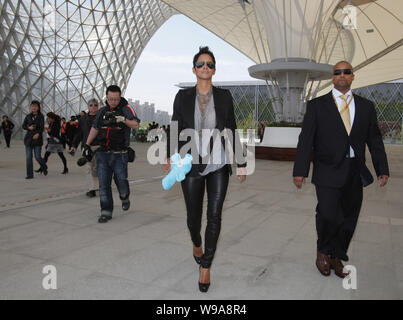 Noi attrice Halle Berry passeggiate sotto il sole della Valle di Expo in Cina a Shanghai, 25 aprile 2010. Foto Stock