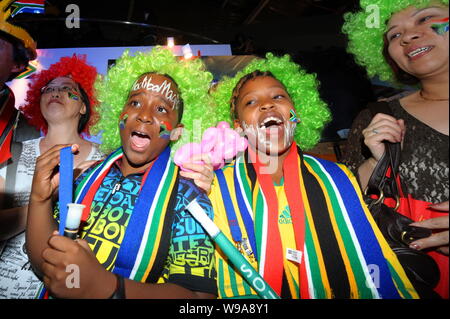 Gli appassionati di calcio e expo visitatori allegria durante una solenne celebrazione per l apertura della Coppa del Mondo 2010 in Sudafrica all'interno del Sudafrica Pavilion nel Wo Foto Stock