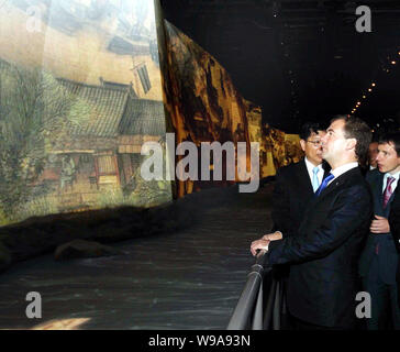 Il Presidente russo Dmitry Medvedev visita il Padiglione Cinese nel mondo Expo Park in Cina a Shanghai, 28 settembre 2010. Il Presidente russo Dmitry M Foto Stock