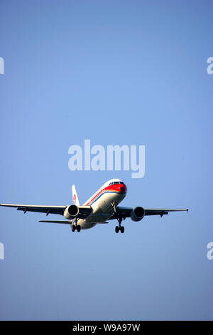 --FILE--un Boeing 737 jet piano della China Eastern Airlines atterra a Chongqing Jiangbei dall'Aeroporto Internazionale di Chongqing Cina, 24 agosto 2009. Foto Stock