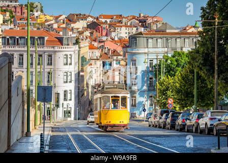 Il tram sulla linea 28 a Lisbona, Portogallo Foto Stock