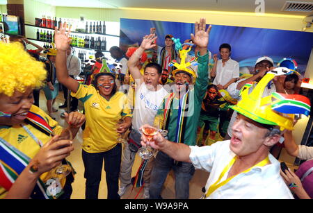 Gli appassionati di calcio e expo visitatori allegria durante una solenne celebrazione per l apertura della Coppa del Mondo 2010 in Sudafrica all'interno del Sudafrica Pavilion nel Wo Foto Stock