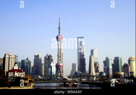 Vista del ponte Waibaidu oltre Suzhou Creek e il Quartiere Finanziario di Lujiazui con la Oriental Pearl TV Tower, la Torre Jinmao, Shanghai wor Foto Stock