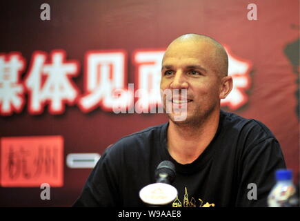 Giocatore di pallacanestro di NBA Jason Kidd del New Jersey Nets è visto nel corso di una conferenza stampa come immagine ambasciatore cinese di azienda di abbigliamento sportivo di picco i Foto Stock