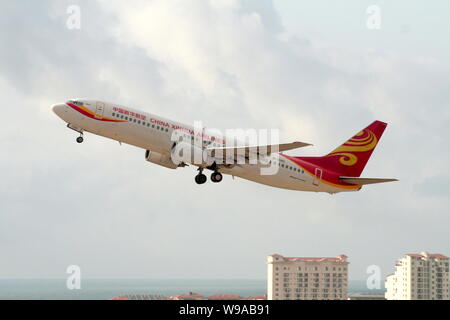 --FILE--un Boeing 737-800 jet piano di China Xinhua Airlines decolla presso l'Aeroporto Internazionale di Sanya Phoenix nella città di Sanya, sud Chinas Hainan pr Foto Stock