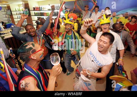 Gli appassionati di calcio e expo visitatori allegria durante una solenne celebrazione per l apertura della Coppa del Mondo 2010 in Sudafrica all'interno del Sudafrica Pavilion nel Wo Foto Stock