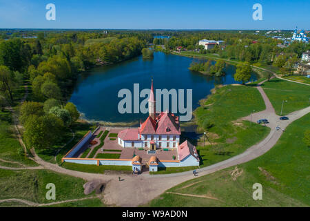 Vista del Priory Palace e Lago nero su un soleggiato giorno di maggio (fotografia aerea). Gatchina, Russia Foto Stock