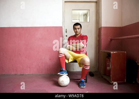 Un Cinese kungfu giocatore di football appoggia durante una sessione di formazione presso il Shuaimingke Kungfu Football Club di Pechino, Cina, 5 giugno 2010. Fondato e Foto Stock