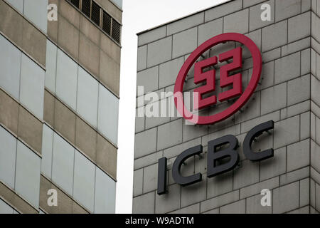 --FILE -- Il logo della ICBC (industriale e banca commerciale della Cina) è visto su un edificio in Cina a Shanghai, 8 aprile 2010. Il Cinese banca centrale Foto Stock