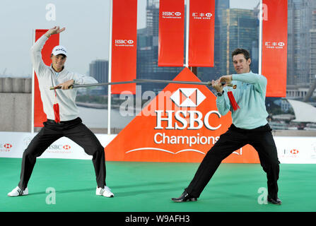 Golfista tedesco Martin Kaymer, sinistro e il numero uno al mondo Lee Westwood di Inghilterra praticare il Tai Chi spada in occasione di una conferenza stampa per la HSBC Golf Cha Foto Stock