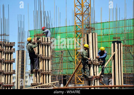 Lavoratori cinesi sono visto la costruzione di un edificio residenziale presso il cantiere di un progetto immobiliare a Shenyang City, nordest Chinas provi di Liaoning Foto Stock