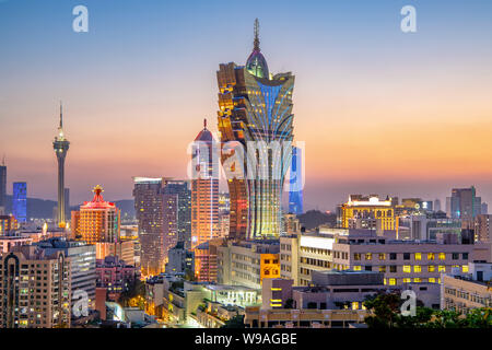 Macao, skyline della città di notte. Foto Stock