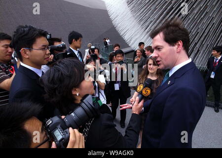 Cancelliere dello scacchiere britannico George Osborne risponde alle domande durante la sua visita al Padiglione del Regno Unito nella Shanghai Expo a Shanghai in Cina, Foto Stock