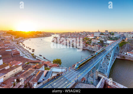 Vista della città storica di Porto, Portogallo con il Dom Luiz bridge. Un treno della metropolitana può essere visto sul ponte Foto Stock