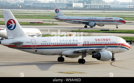 --FILE--Jet della China Eastern Airlines sono visti presso l'Aeroporto Internazionale di Shanghai Pudong di Shanghai, Cina, 24 aprile 2010. Il genitore com Foto Stock