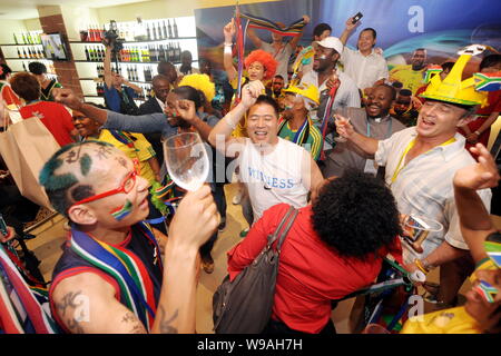 Gli appassionati di calcio e expo visitatori allegria durante una solenne celebrazione per l apertura della Coppa del Mondo 2010 in Sudafrica all'interno del Sudafrica Pavilion nel Wo Foto Stock