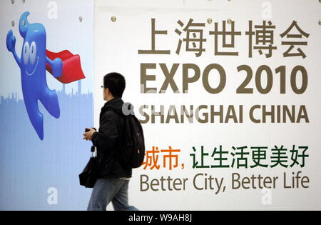 Un uomo cinese passeggiate passato manifesti pubblicitari per il World Expo 2010 a una stazione della metropolitana di Shanghai, Cina, 19 aprile 2010. Shanghai è versando il Foto Stock