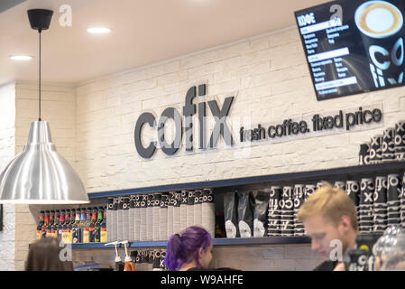 Mosca - agosto 12: interni di Cofix Cafe e il personale a Mosca il 12 agosto. 2019 in Russia. Cofix è un israeliano di caffetteria, bar e la catena di supermercati Foto Stock
